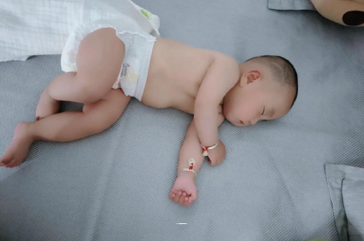 辽宁3个月宝宝怎么抱
